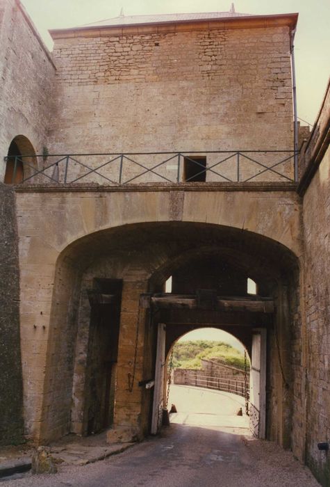 porte fortifiée, façade sud-est