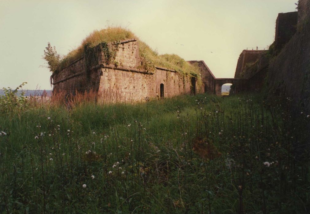 fossé est vers le bastion Notre-Dame au sud