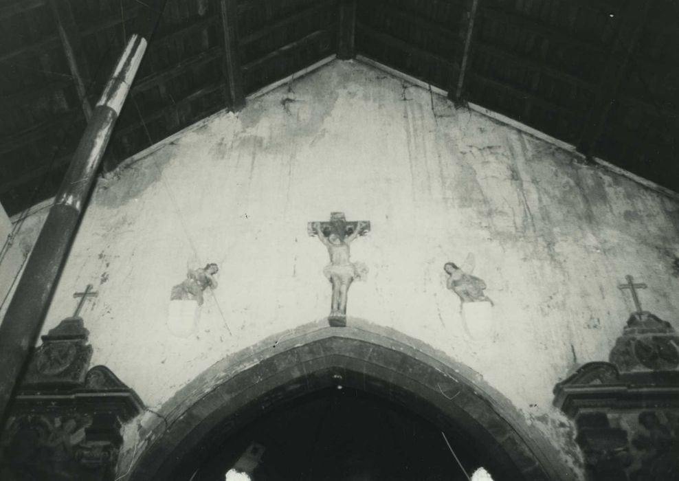 groupe sculpté ; Christ en croix, anges adorateurs - © Ministère de la Culture (France), Médiathèque du patrimoine et de la photographie, tous droits réservés