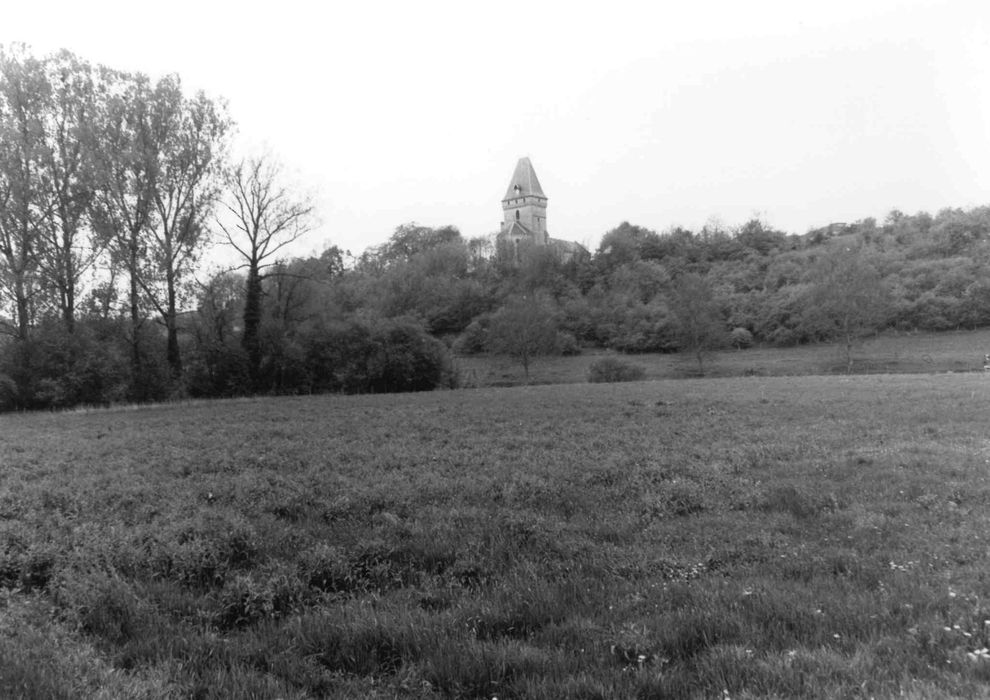 vue générale de l’église dans son environnement depuis le Nord-est