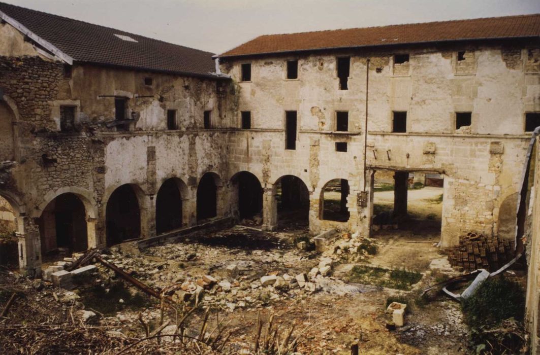 façades est et sud sur l’ancien cloître