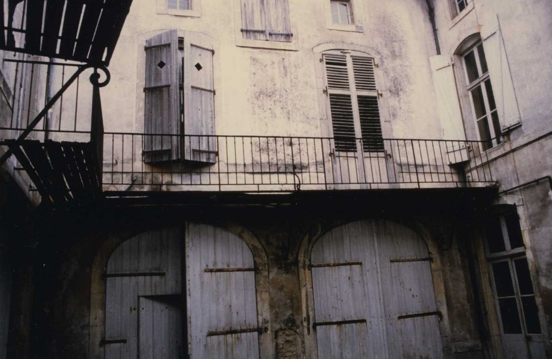 façade sur cour, vue partielle