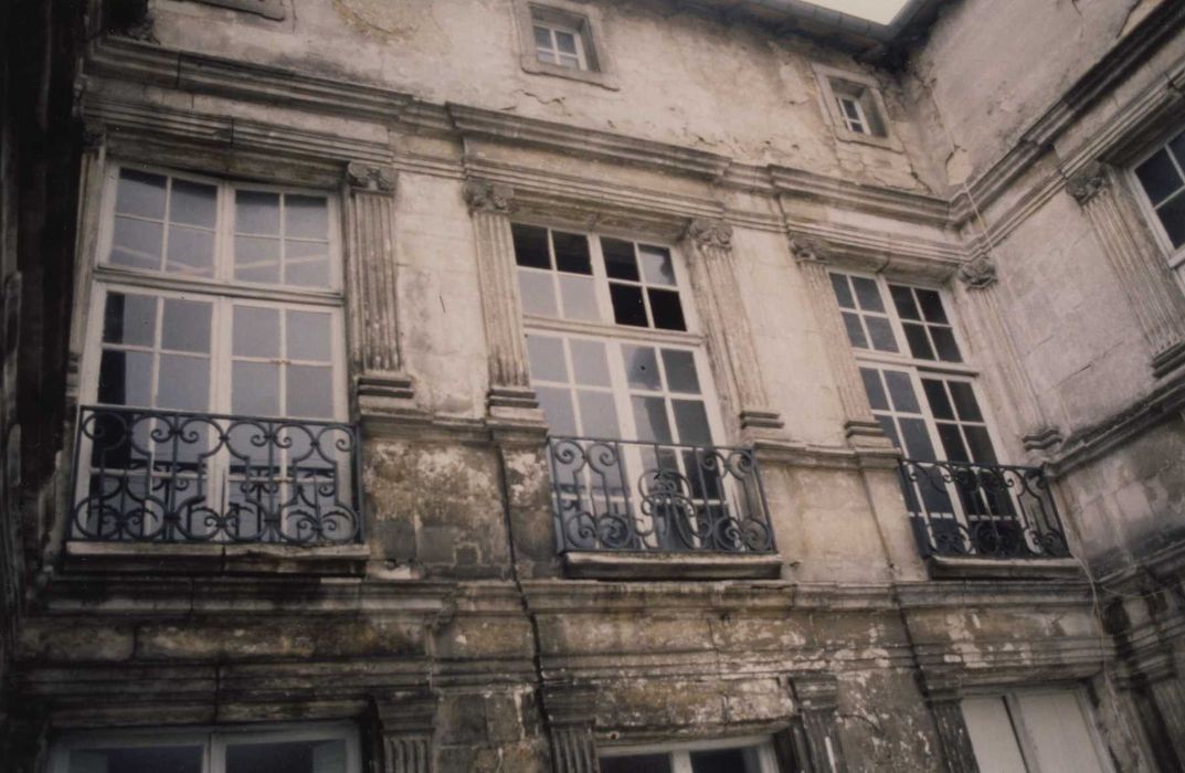 corps central sur cour, vue partielle de la façade