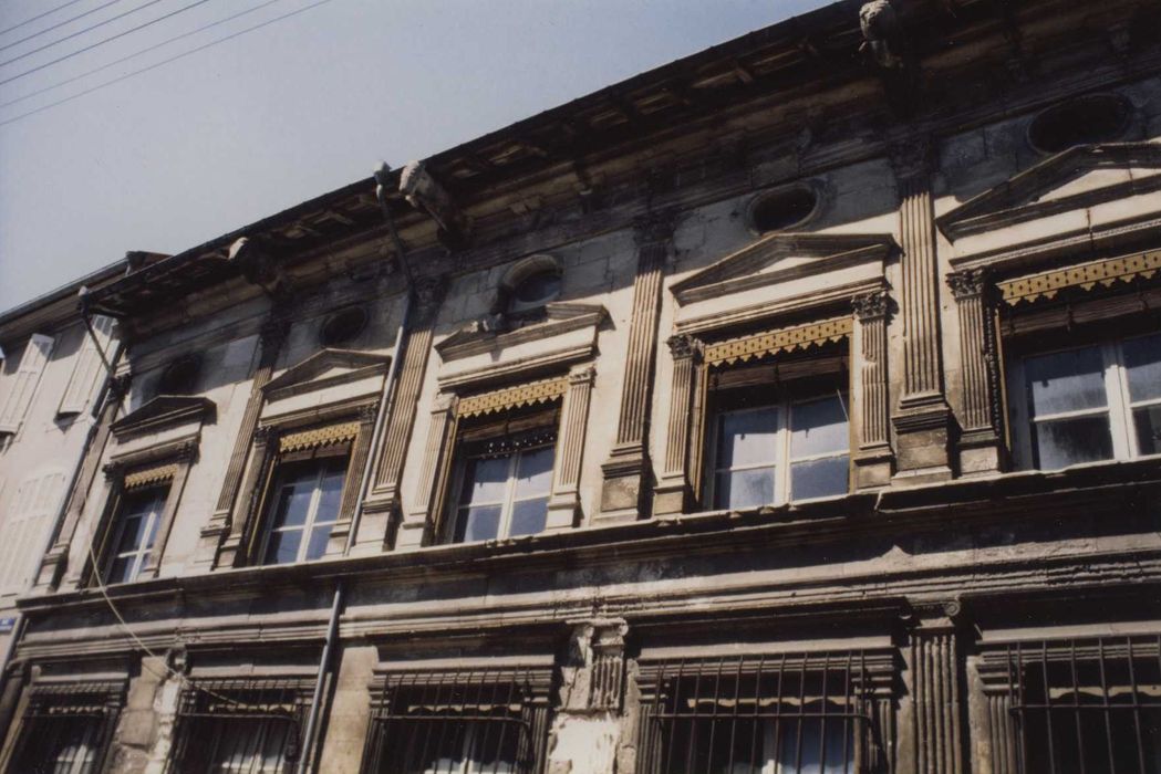 façade sur rue, vue partielle