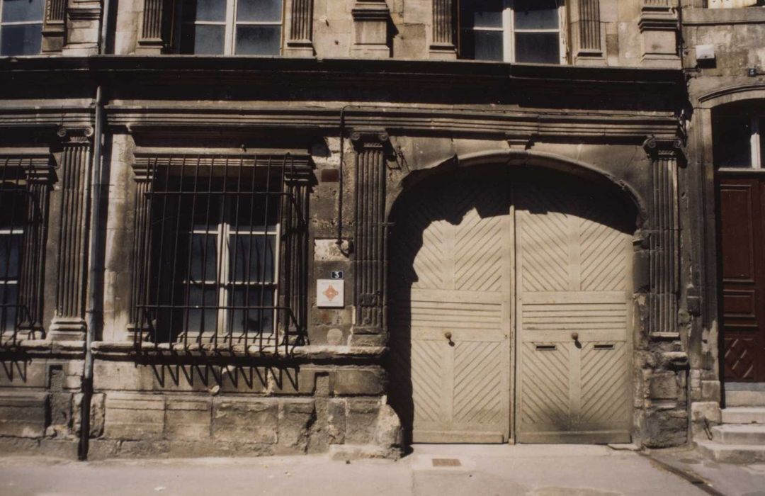 façade sur rue, portail d’accès