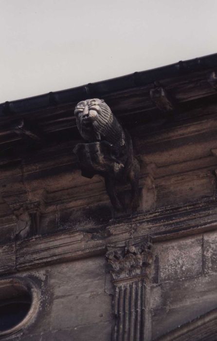 façade sur rue, détail d’une gargouille