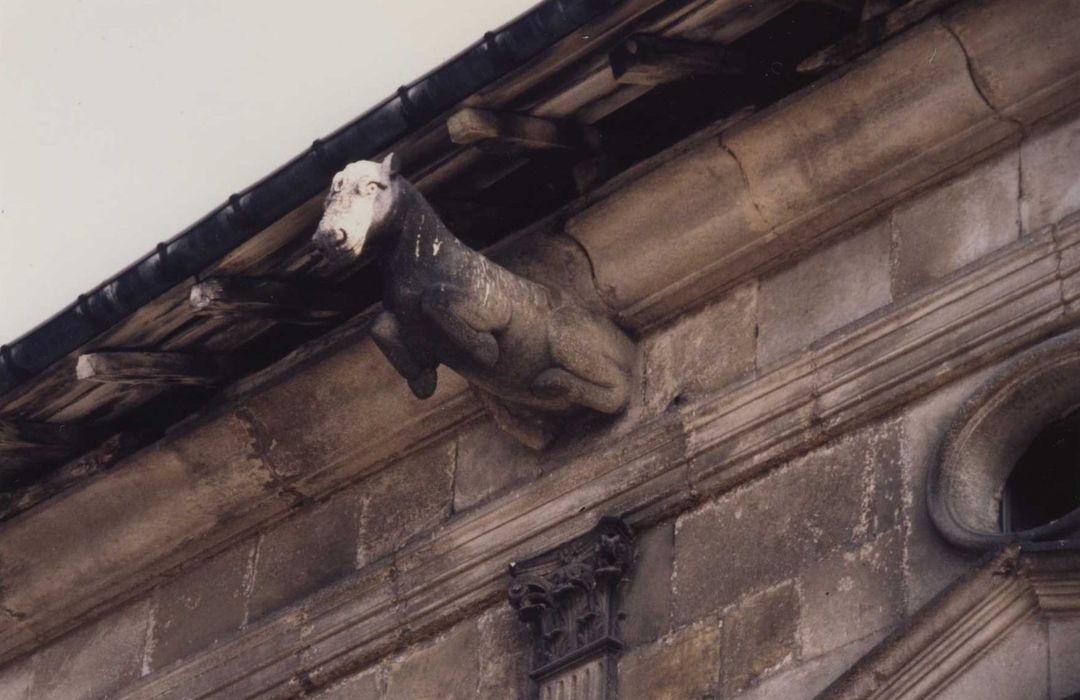 façade sur rue, détail d’une gargouille