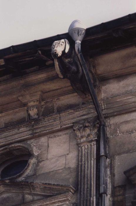 façade sur rue, détail d’une gargouille