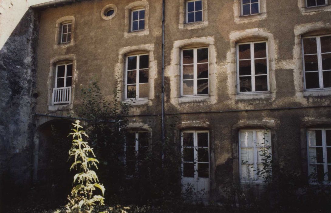 façade sur jardin, vue partielle