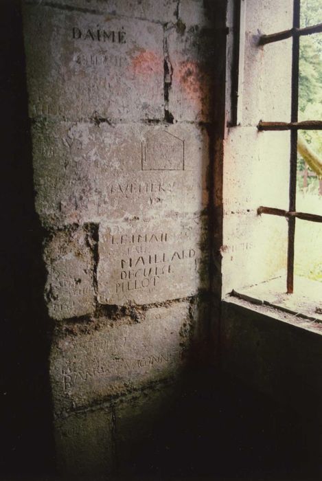 aile nord, salle ouest, détail des graffiti réalisés dans l’embrasure de la fenêtre