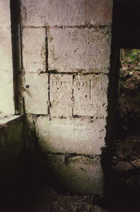 aile nord, salle ouest, détail des graffiti réalisés dans l’embrasure de la fenêtre