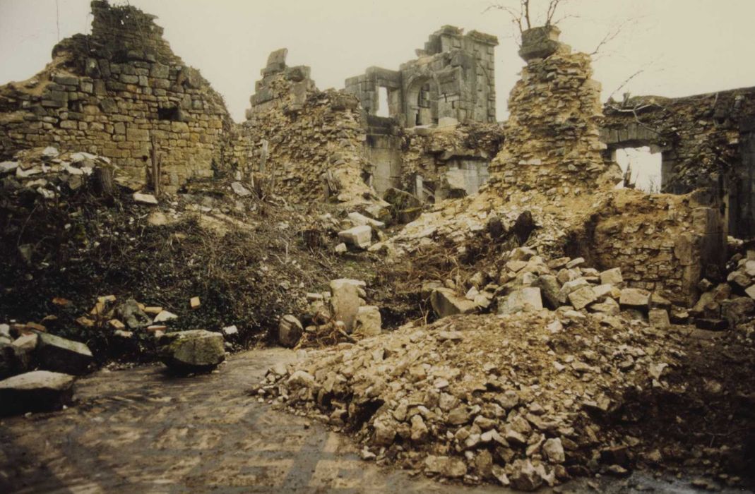 1er étage, vue partielle des ruines partiellement dégagées de ses décombres