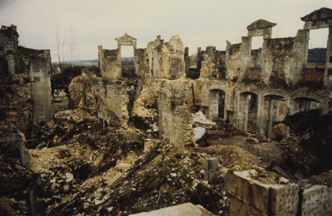 vue partielle des ruines partiellement dégagées de ses décombres depuis la tour nord