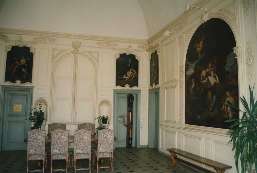 vestibule, vue partielle des lambris de revêtement