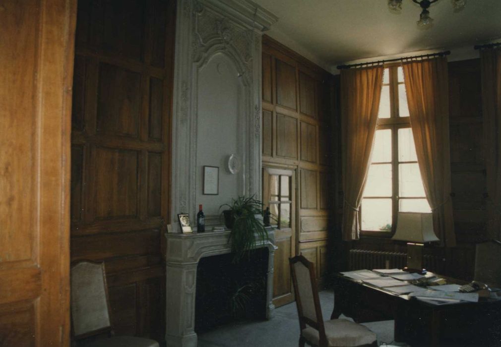 bureau du mairie, lambris du revêtement, vue partielle