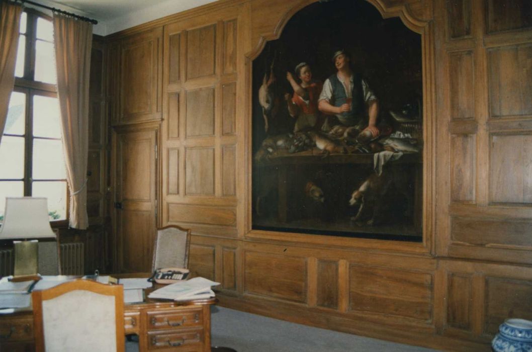 bureau du mairie, lambris du revêtement, vue partielle