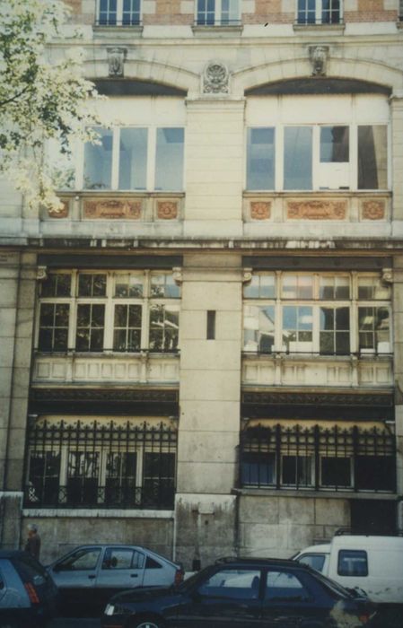 façade sur rue, vue partielle