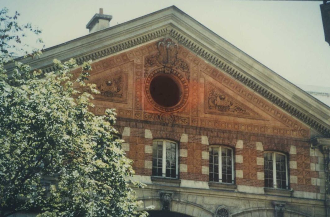 façade sur rue, détail du fronton