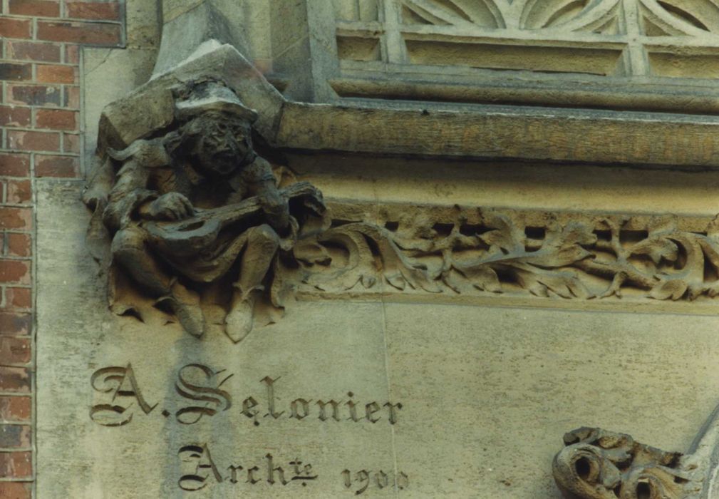 façade sur rue, détail de la signature et de la date