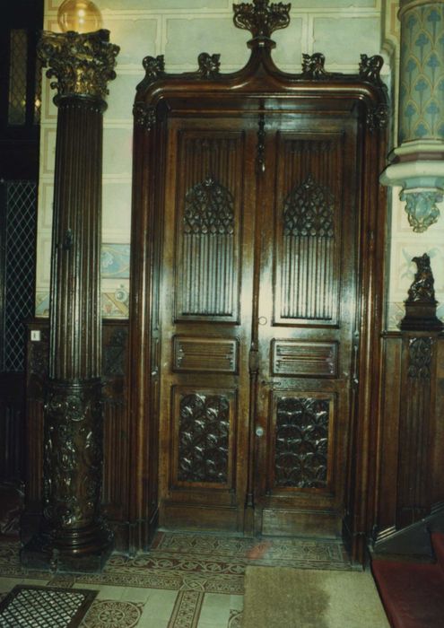 vestibule, détail d’un vantail de porte