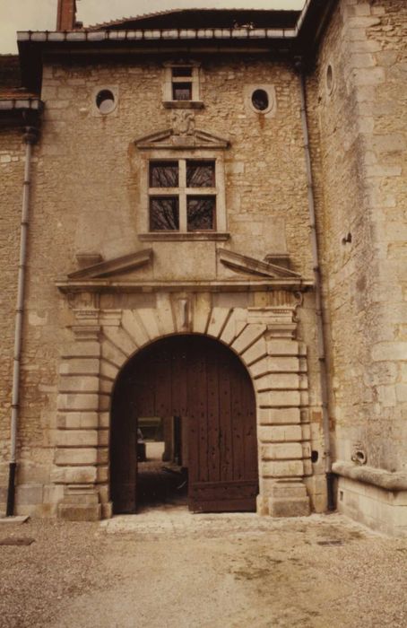 façade sud, portail d’accès à la cour