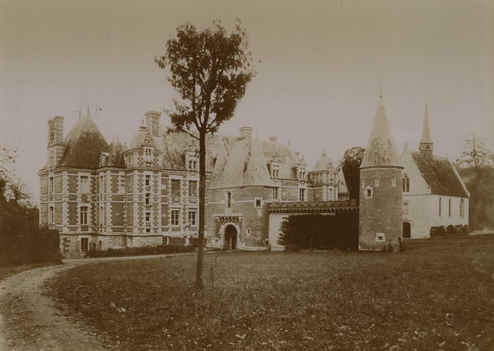 vue générale du château dans son environnement depuis le Sud-Ouest