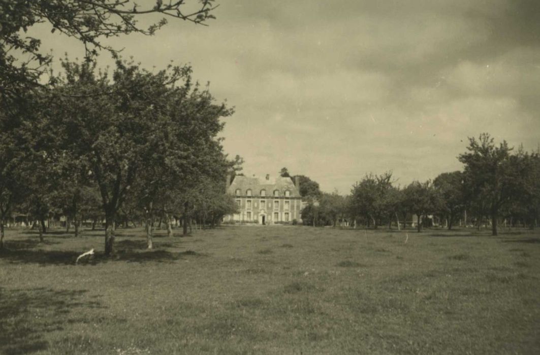 vue générale du château dans son environnement depuis le Sud