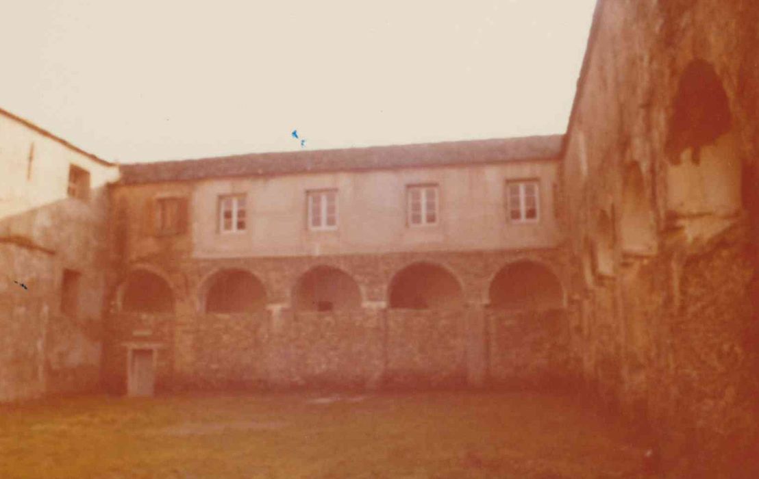 ancien cloître, aile est , façade ouest