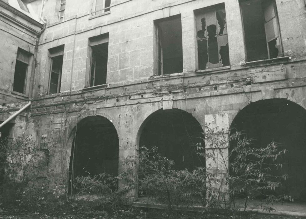 cour intérieure, aile latérale, vue partielle