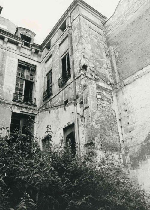 façade sur jardin, vue partielle