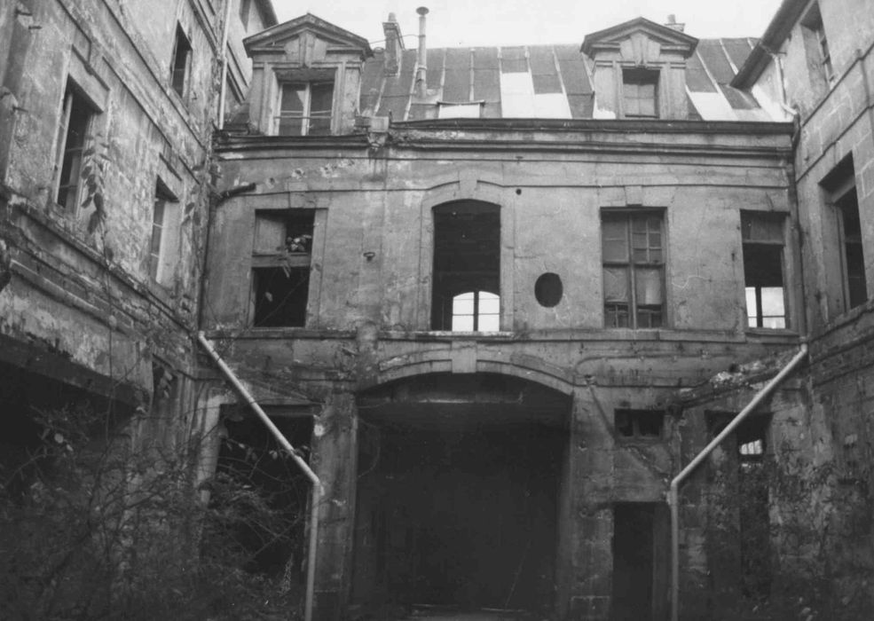 façade sur cour du corps de bâtiment sur rue