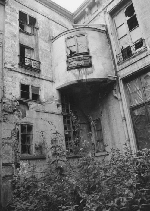 façade sur cour du corps de bâtiment sur rue, vue partielle