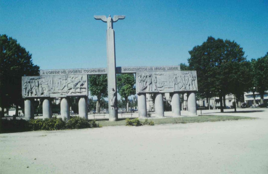 vue générale du monument dans son environnement