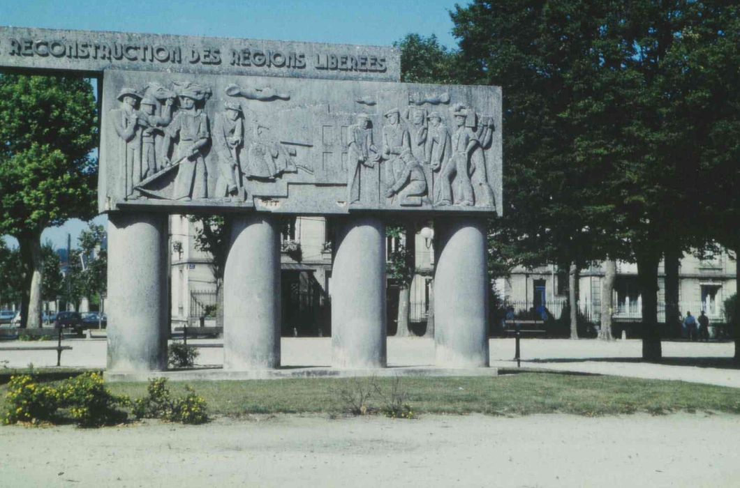 vue partielle, bas-relief représentant la reconstruction et les travaux des champs