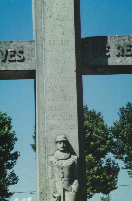 détail du pylône central, vue partielle de la statue représentant Guy de Lubersac