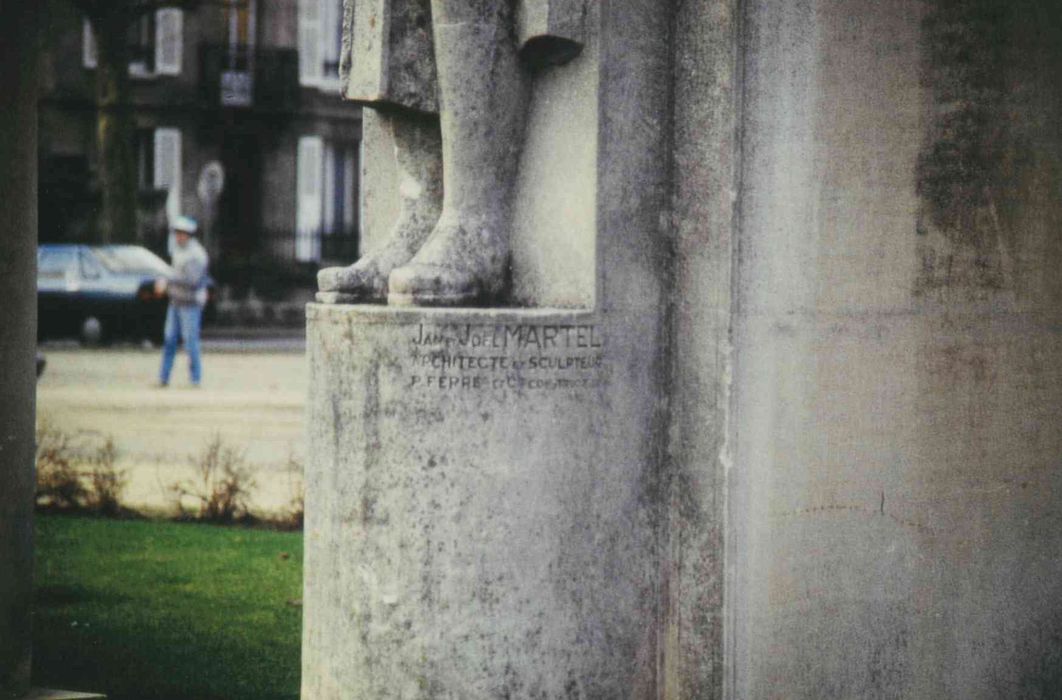 détail du socle de la statue représentant Guy de Lubersac