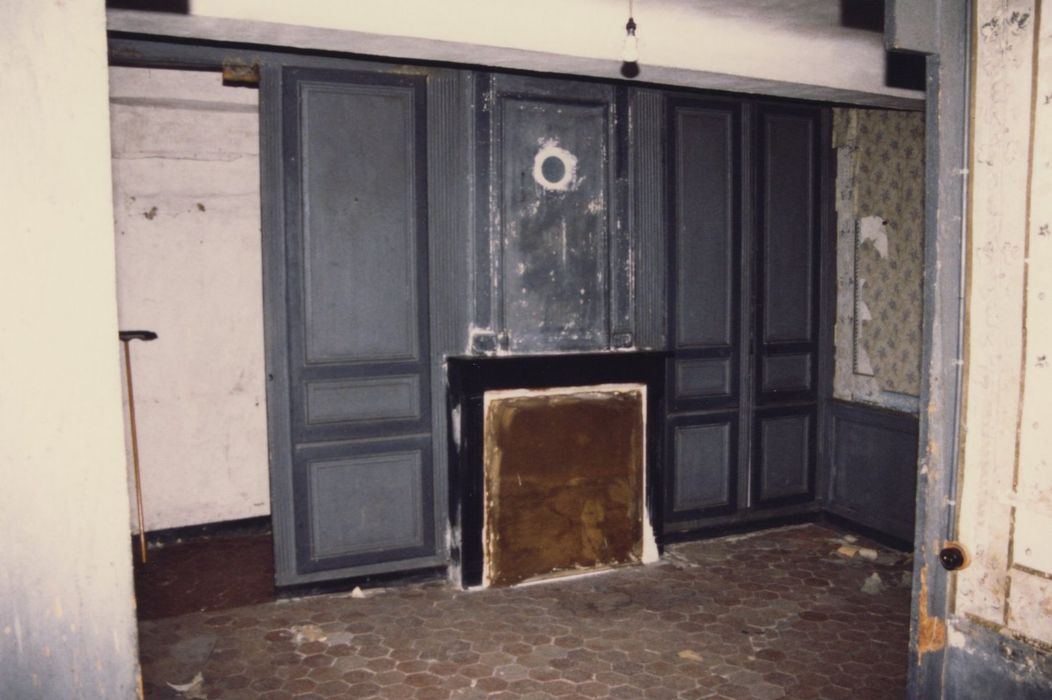 1er étage, chambre aux deux alcôves, vue partielle des lambris de revêtement