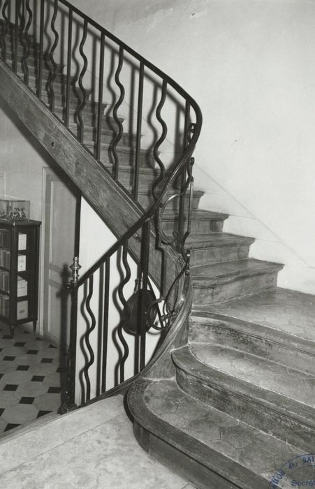 escalier principal, vue partielle