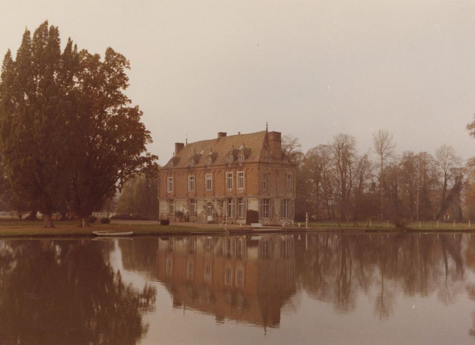 vue générale du château dans son environnement depuis le Sud-Est