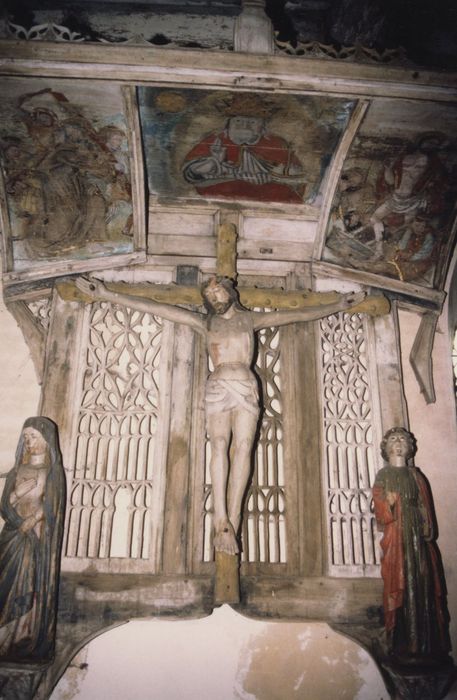 statues : le Christ en croix entre la Vierge et saint Jean