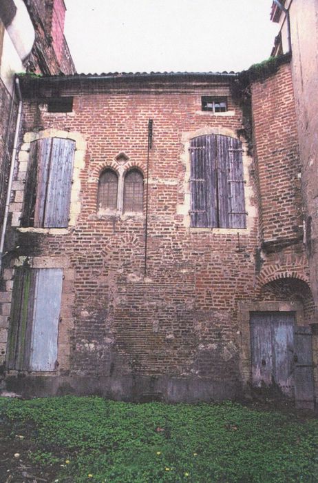 façade réaménagé dans le mur médiéval sur la cour intérieure (photocopie numérisée)