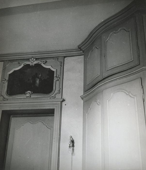 cabinet, détail d’un dessus-de-porte