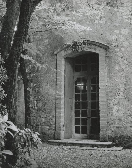 détail de la porte d’accès extérieure au salon de musique