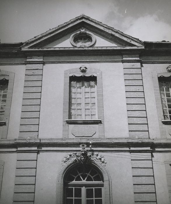 façade sur la cour d’honneur, vue partielle