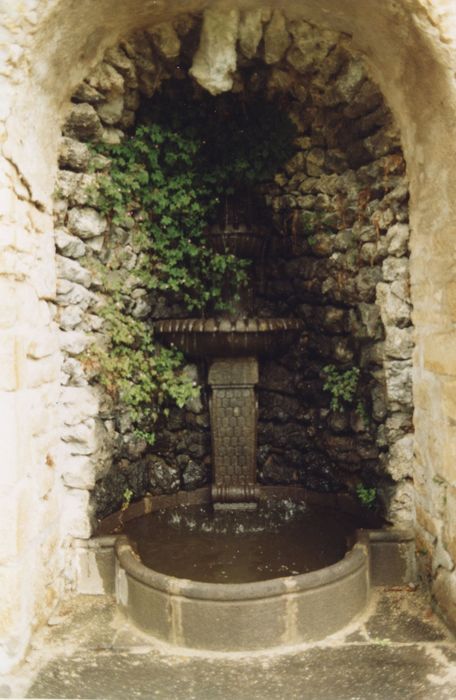 escalier de la terrasse sud, détail de la fontaine