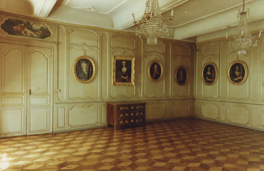 grand salon, vue partielle des lambris de revêtement