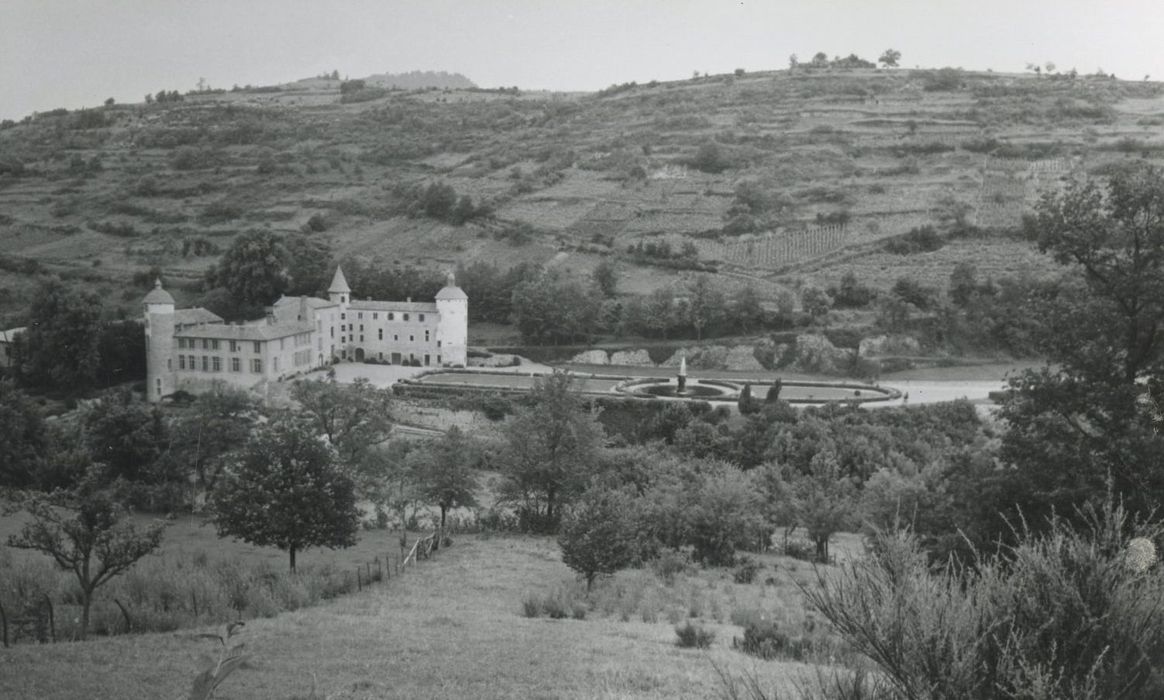 vue générale du château dans son environnement depuis le Sud-Est