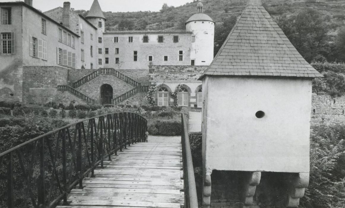 pont enjambant la rivière de l‘Auzon