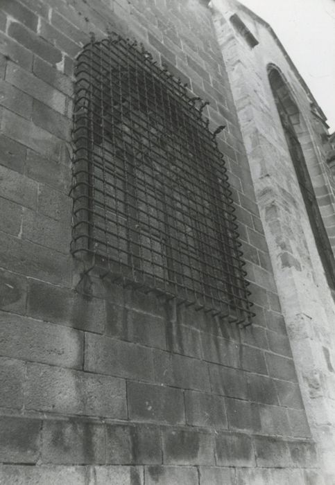 transept sud, détail de la grille de la baie