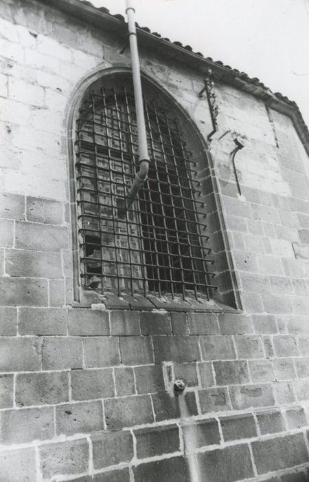 chapelle absidale, détail de la grille de la baie